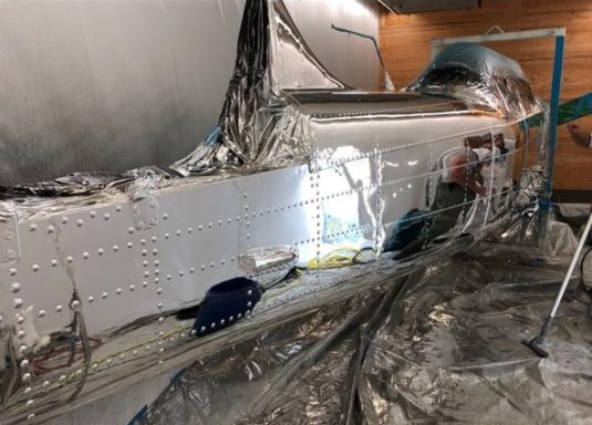 Chromlack Metallisierung im Flugzeugbau - spiegelnde Chromoptik auf Leichtbauteilen