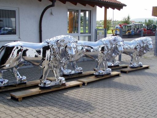 Drei überdimendionale Löwen aus GFK in Chromoptik verspiegelt