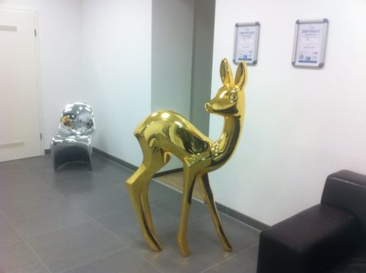 GFK-Bambiskulptur in Goldoptik, chromlackiert mit hochglänzender Metallisierung