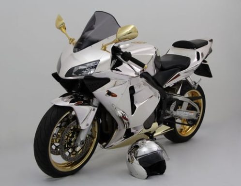 Motorrad in Chromoptik lackiert und 24 Karat Gold-Akzenten metallisiert